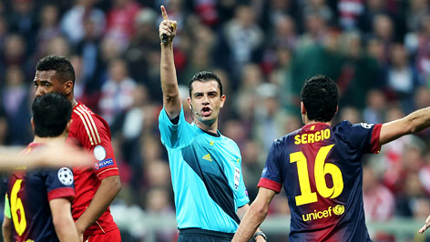 © GEPA/Felix Roittner Jerome Boateng (Bayern), Schiedsrichter Viktor Kassai (HUN) und Sergio Busquets (Barcelona)