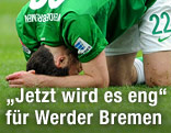 Sokratis Papastathopoulos (Bremen) kniet auf dem Rasen