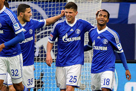 © APA/EPA/Marius Becker Mitspieler jubeln mit Huntelaar
