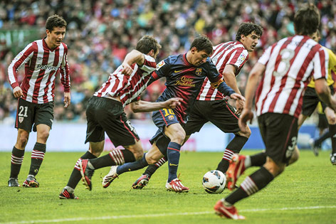 © APA/EPA/Miguel Tona Lionel Messi (Barca) von Gegenspielern umgeben