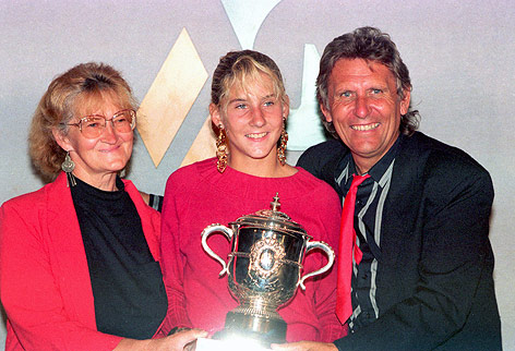© AP/Lionel Cironneau Monica Seles mit Eltern