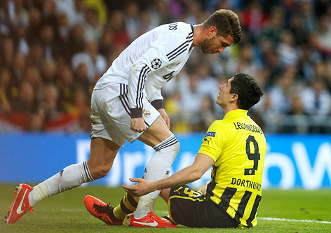 © APA/AP/Alberto Di Lolli Sergio Ramos (Real) beugt sich über Robert Lewandowski (BVB)