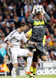 © APA/AP/Alberto Di Lolli Cristiano Ronaldo (Real) und BVB-Goalie Roman Weidenfeller