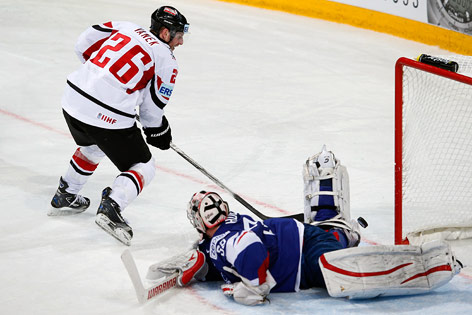 © Reuters/Grigory Dukor Thomas Vanek schießt an die Stange