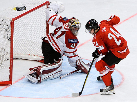 © APA/EPA/Scanpix Sweden/Claudio Bresciani Tor von Reto Suri (Schweiz) gegen Kanada-Tormann Mike Smith