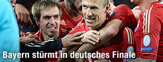 Torschütze Arjen Robben (Bayern) jubelt mit seinen Teamkollegen