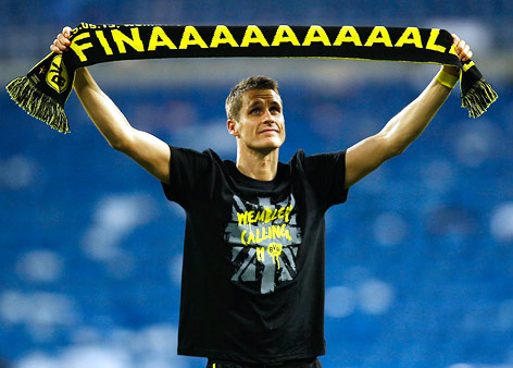 Sebastian Kehl (BVB) hält einen schal in die Höhe mit der Aufschrift "FINAAAAAAAAALE"