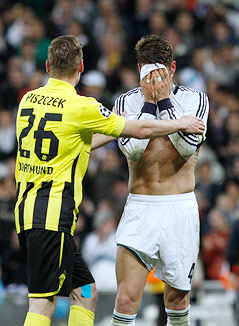 Lukasz Piszek (BVB) tröstet Sergio Ramos (Real)