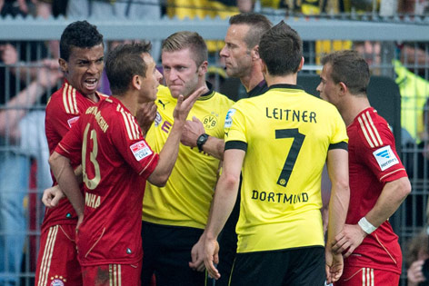 © APA/EPA/DPA/Bernd Thissen Rafinha (Bayern) und Jakub Blaszczykowski (Dortmund)