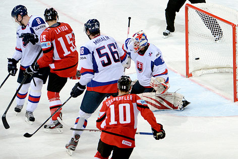 © APA/Helmut Fohringer Gerhard Unterluggauer (AUT) trifft gegen Keeper Rastislav Stana (SVK) zum 1:1