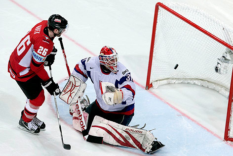 © APA/EPA/Compic/Mauri Raitilainen Thomas Vanek (AUT) verwertet einen Penalty gegen Keeper Rastislav Stana (SVK)