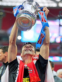 © GEPA/AMA sports/Matthew Ashton Paul Scharner (Wigan) stemmt den FA-Cup-Pokal in die Höhe