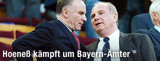 Uli Hoeneß unterhält sich mit dem Bayern-Vorstandsvorsitzenden Karl-Heinz Rummenigge