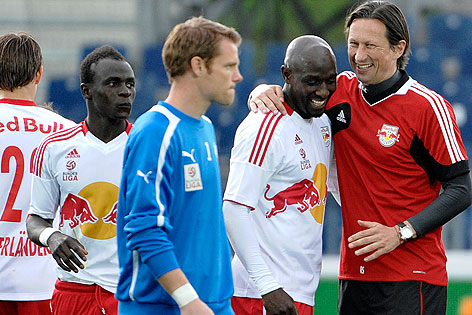 © APA/Hans Punz Sadio Mane (Salzburg), Thomas Vollnhofer (Wr. Neustadt), Ibrahim Sekagya (Salzburg) und Trainer Roger Schmidt (Salzburg)