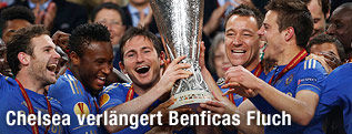 Jubelnde Chelsea-Spieler mit Pokal