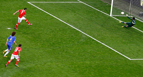 © Reuters/Michael Kooren Oscar Cardozo (Benfica) schießt Elfmetertor gegen Tormann Petr Cech