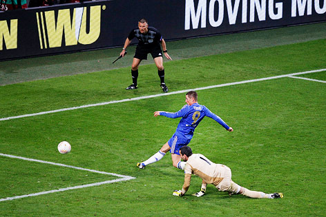 © AP/Peter Dejong Chelseas Fernando Torres schießt an Tormann vorbei ins Tor