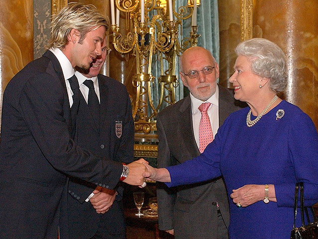 © APA/EPA/Kirsty Wigglesworth David Beckham mit der britischen Königin Elisabeth II.