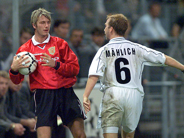 © APA/Roland Schlager David Beckham (Manchester United) mit Roman Mählich (Sturm Graz)