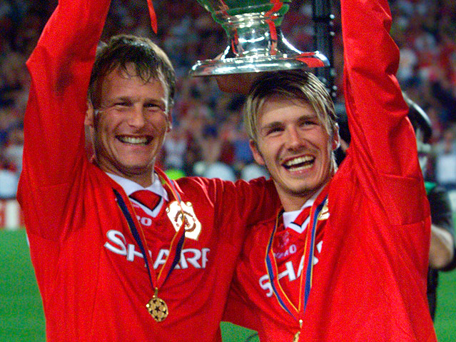© AP/Camay Sungu David Beckham und Teddy Sheringham (Manchester United) mit CL-Trophäe