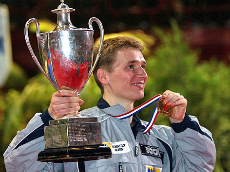 Werner Schlager 2003 mit Weltmeisterpokal und Medaille