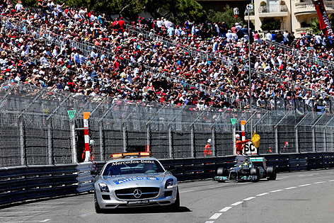 © AP/Luca Bruno Mercedes-Pilot Nico Rosberg hinter dem Saftey Car