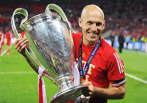 © APA/dpa/Andreas Gebert Arjen Robben mit Pokal