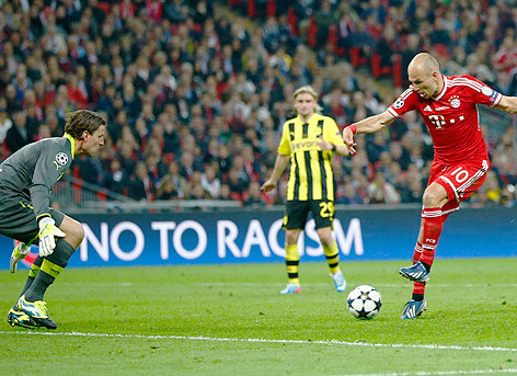 © Reuters/Darren Staples Arjen Robben schießt ein Tor