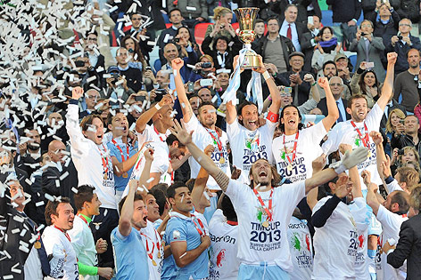 © APA/EPA/Maurizio Brambatti Lazio-Spieler mit Pokal im Konfettiregen