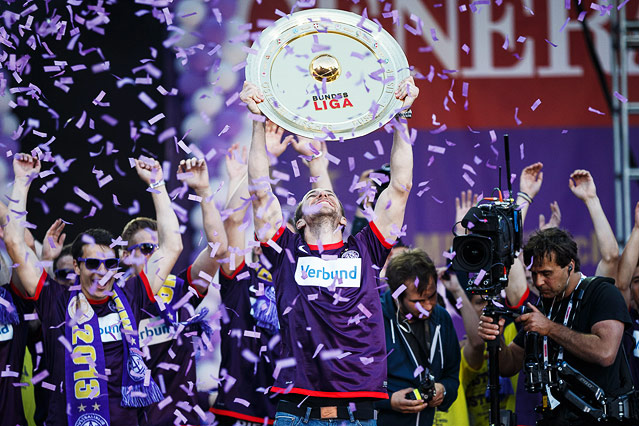 © ORF.at/Dominique Hammer Jubel der Austria-Mannschaft mit Teller