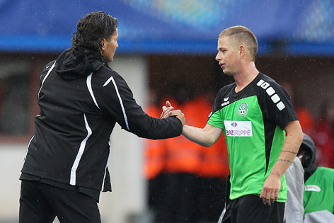 © GEPA/Christian Ort Trainer Gerald Baumgartner und Torschütze Daniel Sobkova (Pasching)