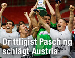  	Jubelnde Pasching-Spieler mit Pokal