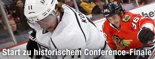 Dave Bolland (Chicago Blackhawks) gegen Anze Kopitar (Los Angeles Kings)