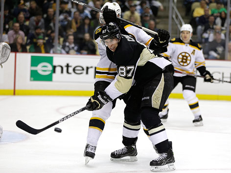 © APA/AP/Gene J. Puskar Sidney Crosby (Pittsburgh Penguins) gegen Johnny Boychuk (Boston Bruins)