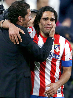  Radamel Falcao feiert mit Trainer Diego Simeone