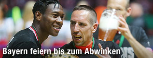 David Alaba und Franck Ribery (Bayern) mit der DFB-Pokal-Trophäe