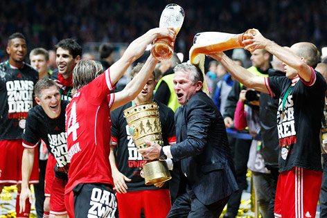 © Reuters/Tobias Schwarz Trainer Jupp Heynckes (Bayern) unter der Bierdusche