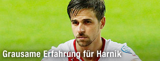 Martin Harnik (Stuttgart) sitzt enttäuscht am Rasen