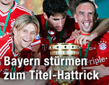 Jubel der Bayern mit Pokal