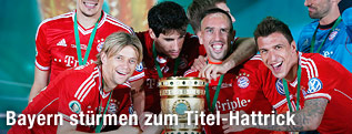 Jubel der Bayern mit Pokal