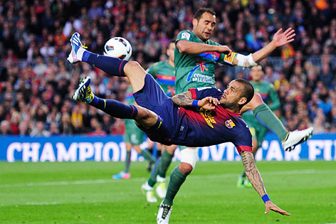 © AP/Manu Fernandez Daniel Alves (FC Barcelona) gegen Juanfran Garcia (Levante)