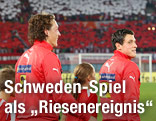 Julian Baumgartlinger und Zlatko Junuzovic (AUT) mit Fans im Hintergrund
