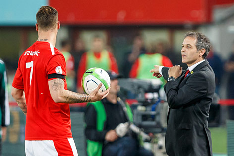 © ORF.at/Christian Öser Marcel Koller zeigt Marko Arnautovic die Richtung an
