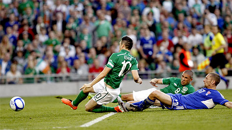© APA/AP/Peter Morrison Irlands Robbie Keane bei seinem zweiten Tor gegen die Färöer