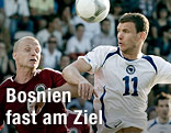 Edin Dzeko (Bosnien-Herzegowina) und Deniss Ivanovs (Lettland)