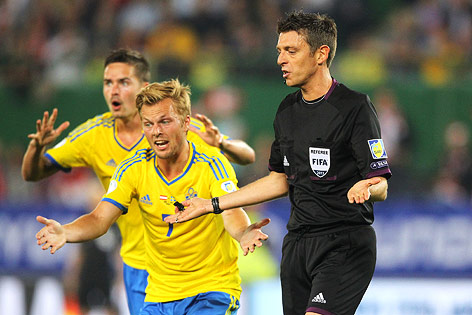 © GEPA/Philipp Brem Sebastian Larsson (SWE) und Schiedsrichter Gianluca Rocchi (ITA)