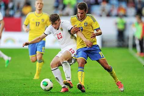 © Reuters/Scanpix Sweden/Bjorn Lindgren Stefan Ristovski (Mazedonien) gegen Alexander Kacaniklic (Schweden)
