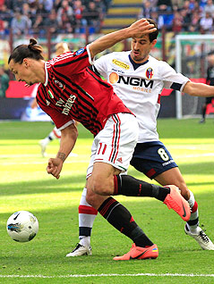© Reuters/Max Rossi Zlatan Ibrahimovic (damals Milan) und György Garics (damals Bologna) im Jahr 2012