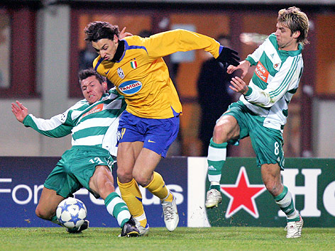 © Reuters/Leonhard Foeger Zlatan Ibrahimovic (damals Juventus) und Andreas Ivanschitz (damals Rapid) im Jahr 2005