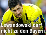 Robert Lewandowski (BVB) bindet sich seine Schuhe zusammen